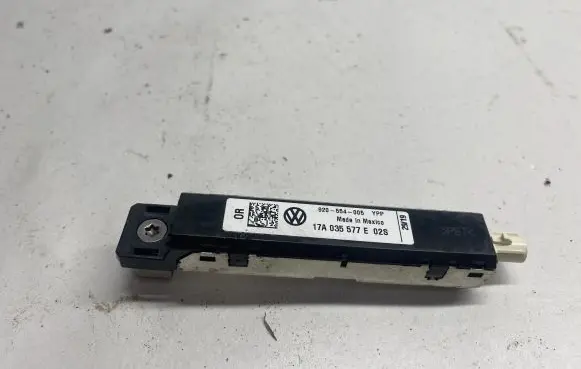 Volkswagen Jetta VII Aerial antenna amplifier 17A035577E