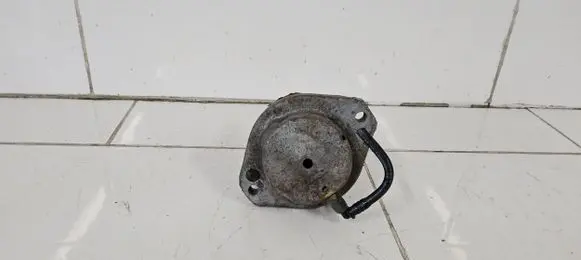 BMW 5 E60 E61 Engine mount bracket 6769874
