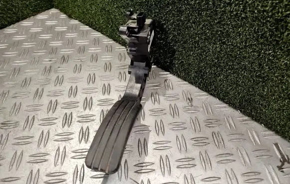 Accelerator throttle pedal