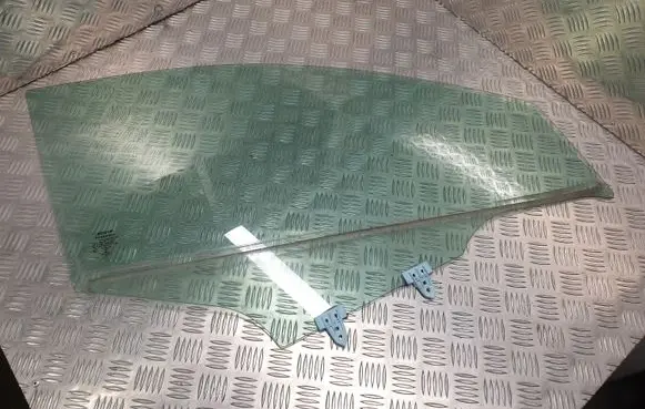 Nissan Qashqai Front door window glass four-door 43R001582
