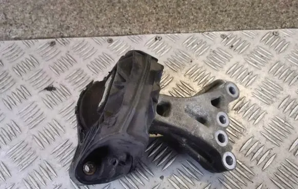 Peugeot 208 Engine mount bracket 9676771080