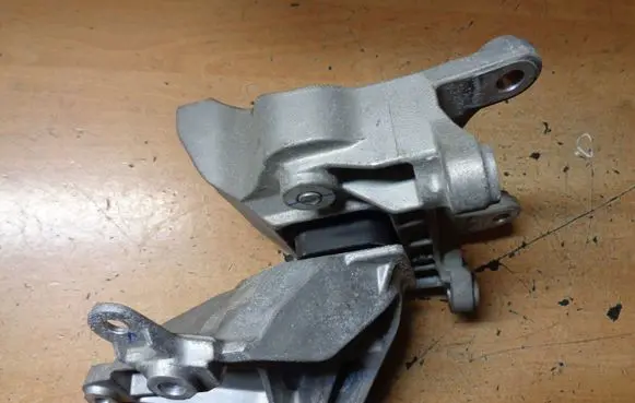 Nissan Note (E12) Engine mount bracket