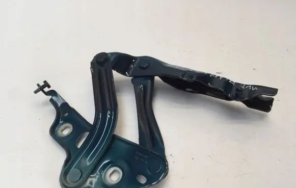 Skoda Octavia Mk4 Engine bonnet/hood hinges 5E3823302