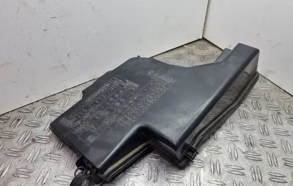 Lexus GS 300 350 430 450H Fuse box cover 71549311