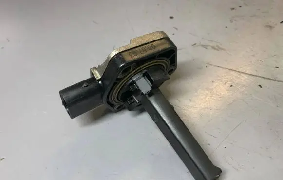 BMW 3 E46 Oil level sensor 7501786 12617501786