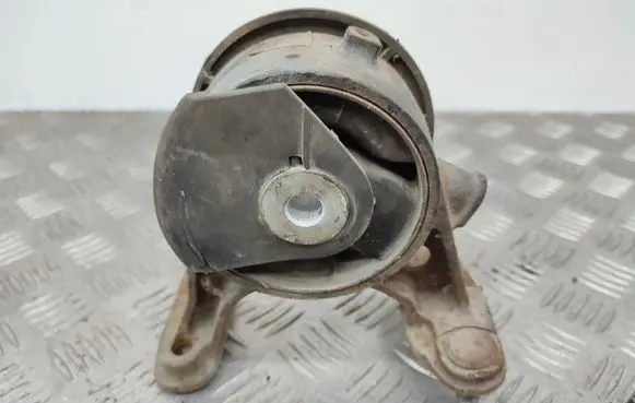 Toyota RAV 4 (XA30) Engine mount bracket
