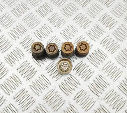 Toyota Hilux (AN10, AN20, AN30) Anti-theft wheel nuts and lock 
