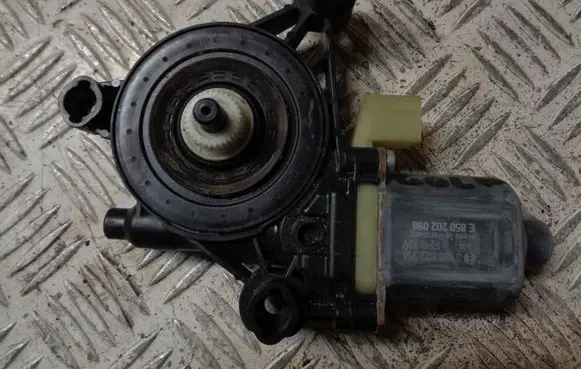 Volkswagen T-Roc Front door window regulator motor 5Q0959802A