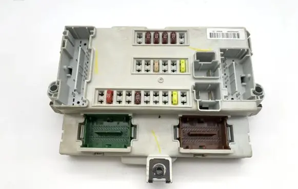 Jeep Cherokee Fuse module 8S85S5G8P