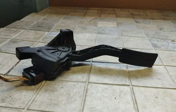 Mitsubishi Colt Accelerator throttle pedal A4543000304 MN125792 6PV00886600