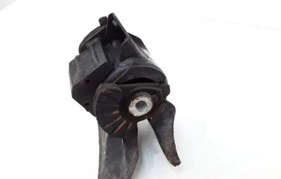 Mazda 6 Engine mount bracket