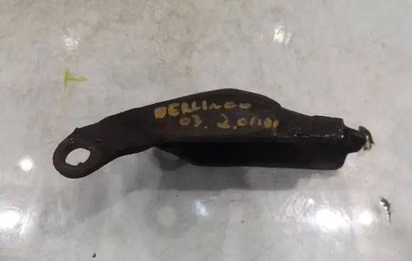 Engine mounting bracket