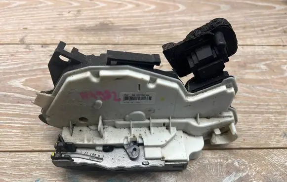 Volkswagen Golf VI Front door lock 5K1837015H