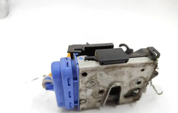 Audi A4 S4 B5 8D Rear door lock 8D0839016A