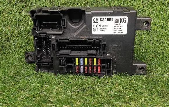 Opel Corsa D Power management control unit 13301561