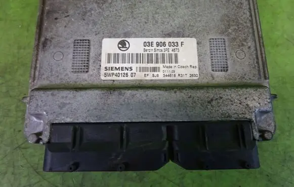 Skoda Fabia Mk1 (6Y) Engine control unit/module 03E906033F