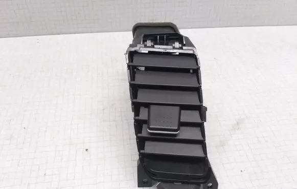 Nissan Primera Dashboard side air vent grill/cover trim A1007035 Y00318