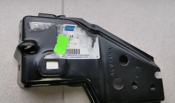 Fender mounting bracket