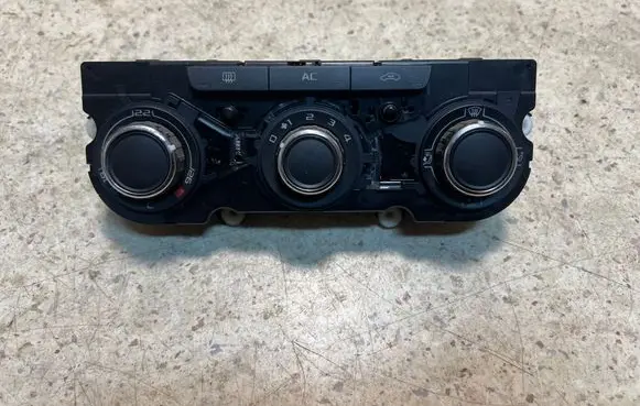Skoda Octavia Mk2 (1Z) Climate control unit 3T0820047M
