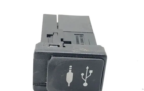 Toyota Auris E180 USB socket connector 861900D030