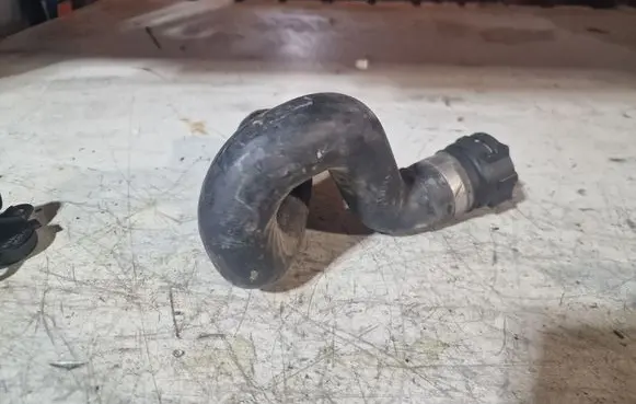 Engine coolant pipe/hose