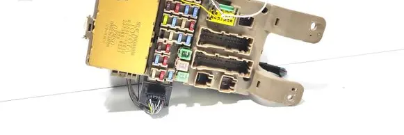Toyota Corolla E120 E130 Fuse module 8264113040