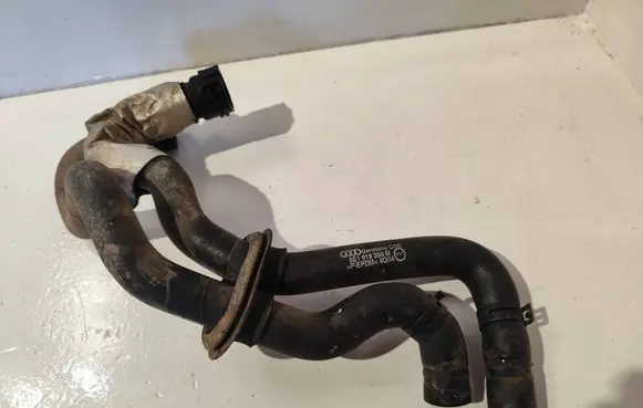 Engine coolant pipe/hose