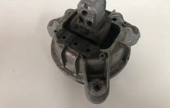 BMW 5 GT F07 Engine mount bracket 677737502 6777375