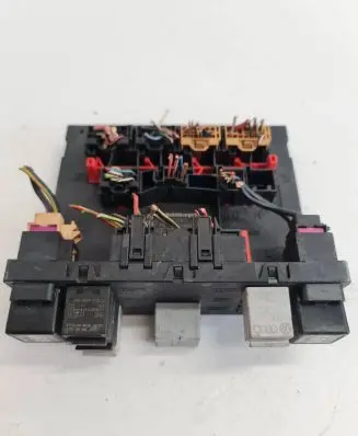 Volkswagen PASSAT B6 Relay mounting block 3C0937049AD H52S2002 F005V00630