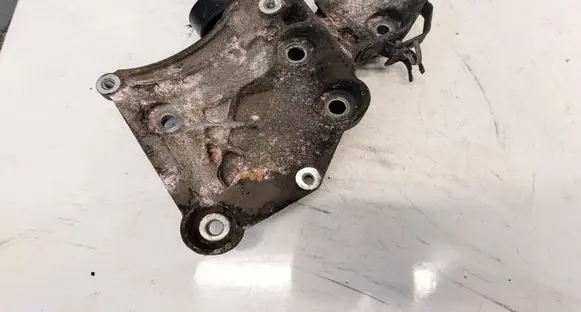 Opel Insignia A Engine mounting bracket