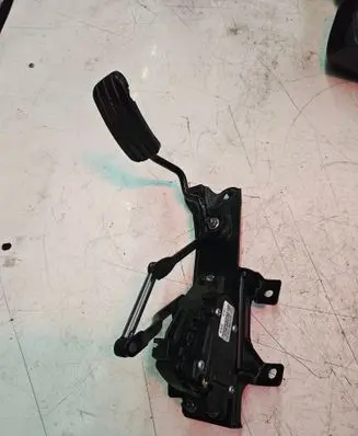 Accelerator throttle pedal