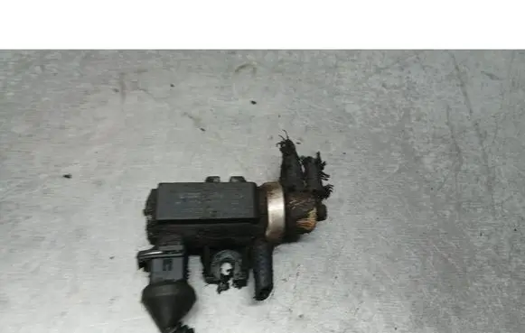 Volkswagen PASSAT B5 Vacuum valve 1H0906627