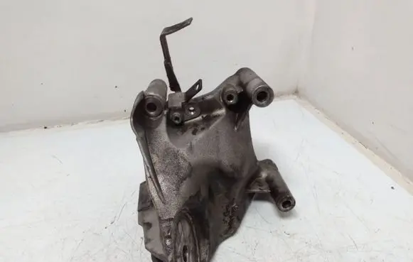 Volkswagen Touareg I Engine mounting bracket 070199308A