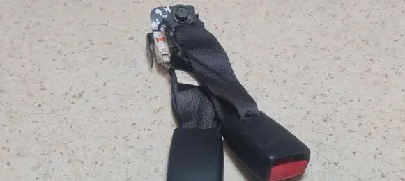 Middle seatbelt buckle (rear)
