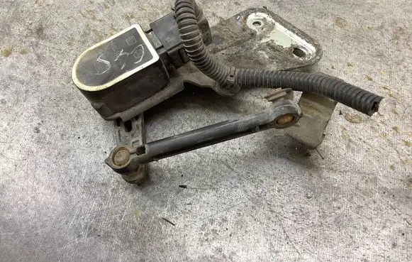 Headlight/headlamp level sensor
