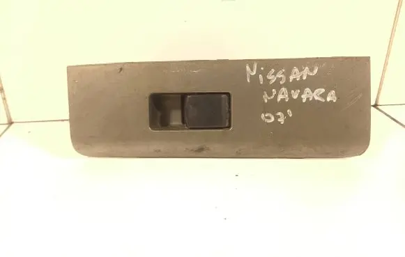 Nissan Navara D40 Electric window control switch 82960EA300