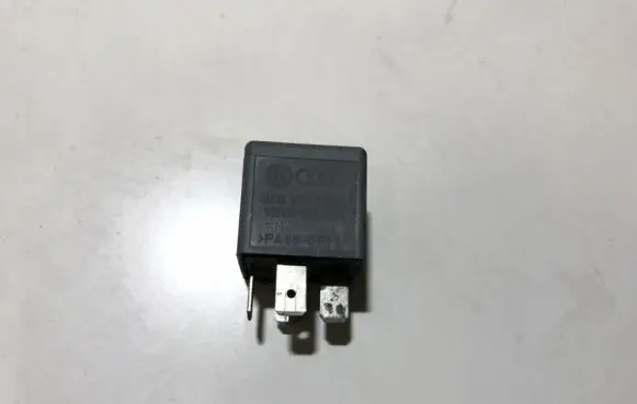 Audi A4 S4 B5 8D Other relay 8d0951253a v23134-b52-x301