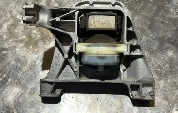 Peugeot 308 Engine mount bracket 4A103720