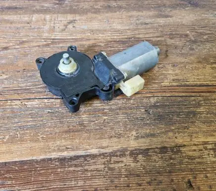 BMW 3 E46 Front door window regulator motor 67628362063 8362063