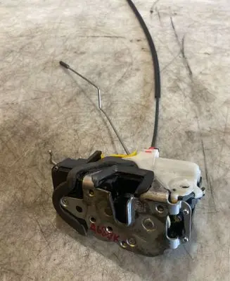 Opel Cascada Front door lock 13579522 3023881