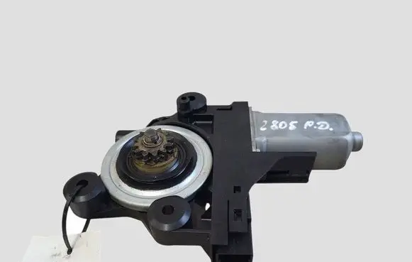 Volvo V70 Front door window regulator motor 970714101