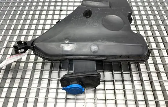 BMW 5 G30 G31 G38 Windshield washer fluid reservoir/tank 10543512