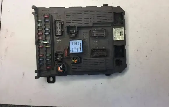 Citroen C5 Fuse module 9637466180 98162200