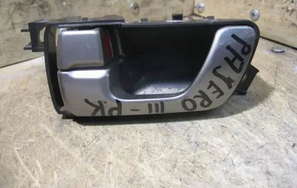 Mitsubishi Pajero Sport I Front door interior handle