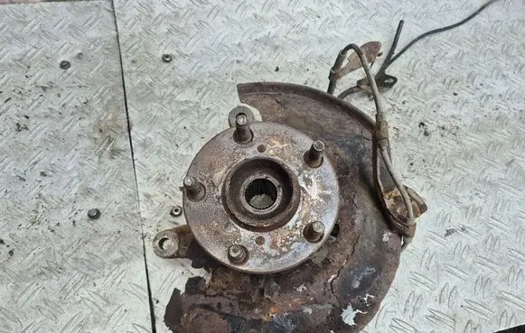 Toyota RAV 4 (XA20) Front wheel hub