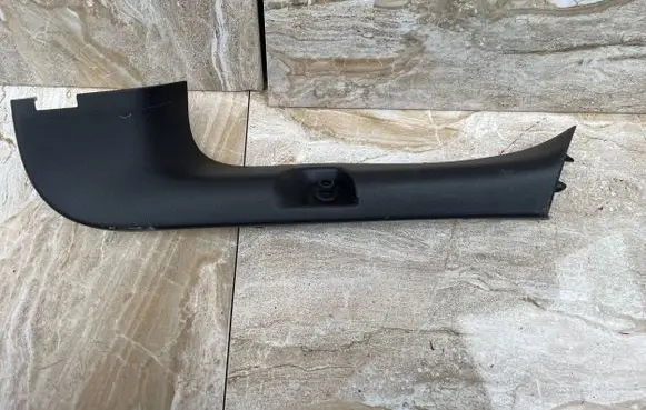 Volvo C40 Tailgate trim 32353466 V040093