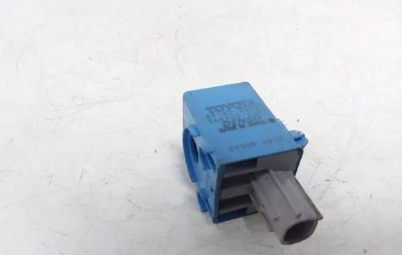 Toyota RAV 4 (XA40) Central locking relay 8974730040 0689004580