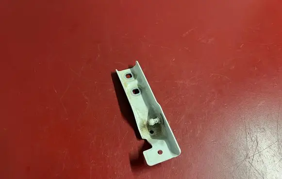 Fender mounting bracket