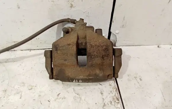 Volkswagen PASSAT CC Front brake caliper