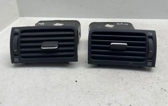 Toyota Avensis T250 Dashboard side air vent grill/cover trim 040305